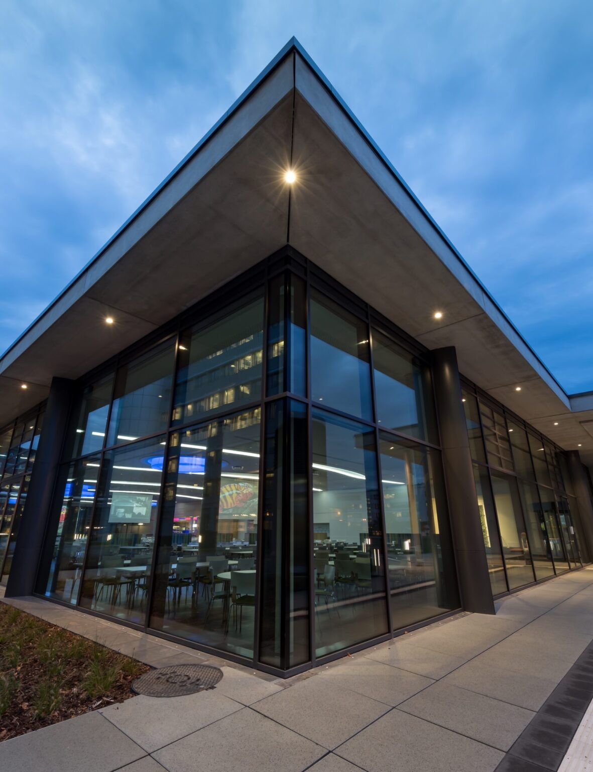 Mitarbeiterrestaurant Event Leinwand Projektor barrierefrei staff restaurant, accessible, event location lighting screen