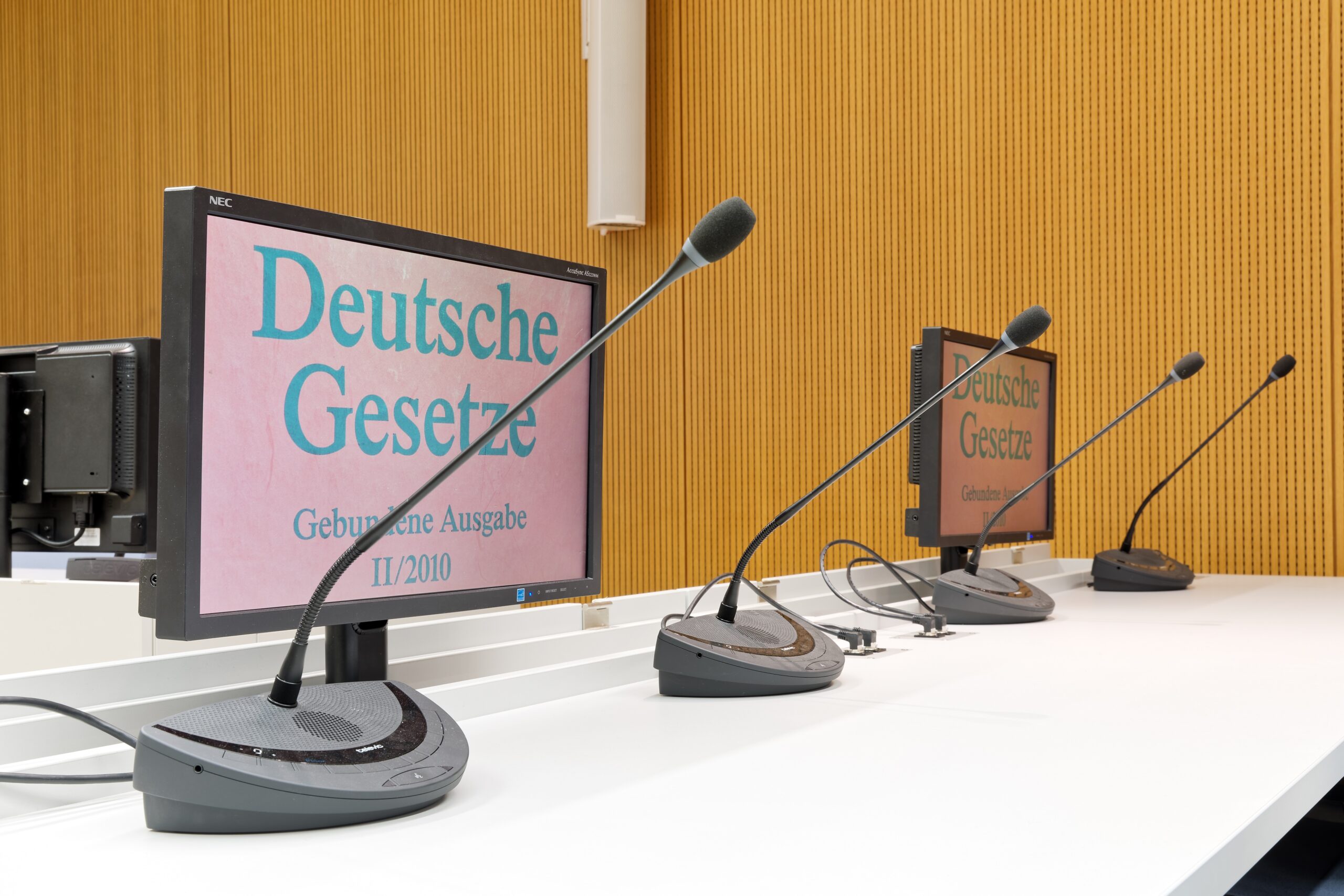 Oberlandesgericht Gerichtssaal Dolmetschanlage Düsseldorf AV-Technik Konzept Denkmalschutz court room display concept