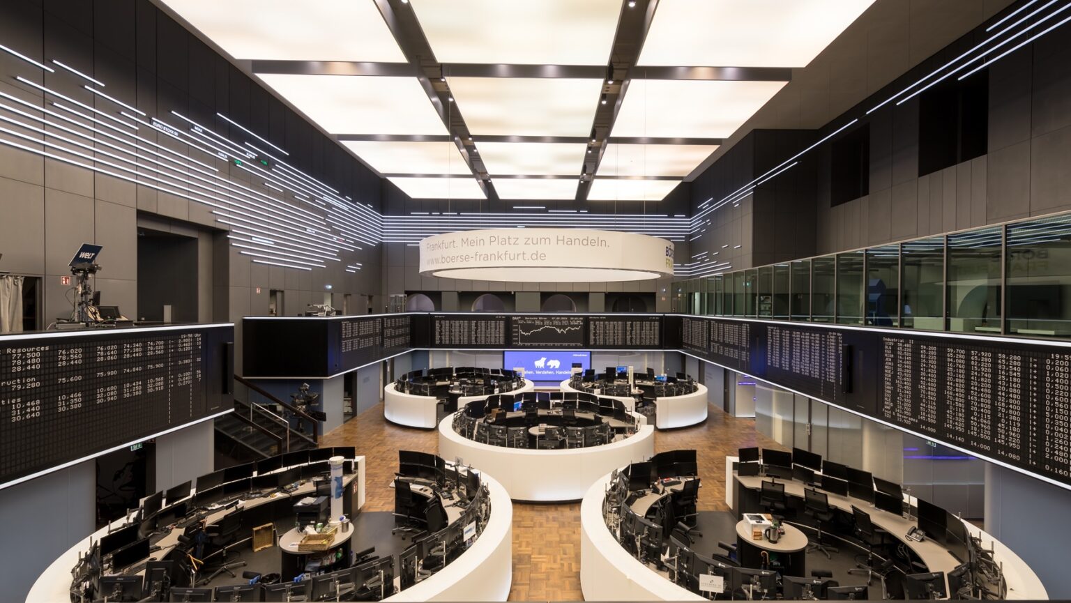 LED Wand, Deutsche Börse Frankfurt, renovierter Handelssaal mit AV-Technik und Rundbanner